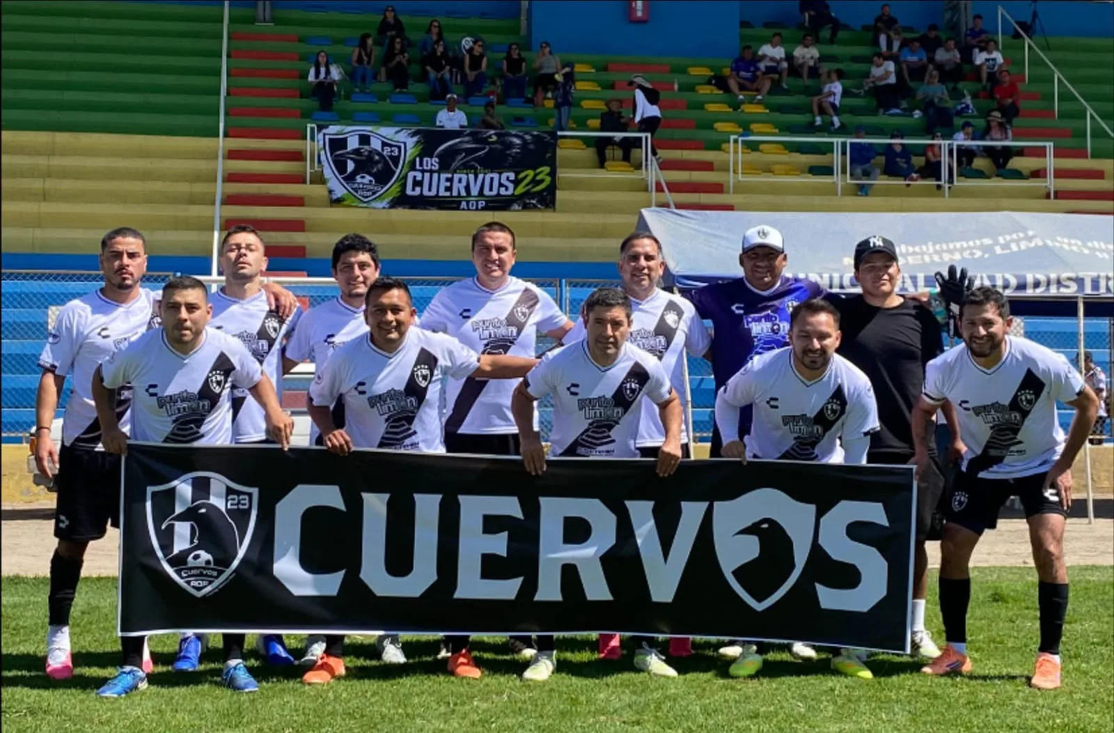 Jugadores de Cuervos 23 AQP posando con la bandera del club antes de la final.