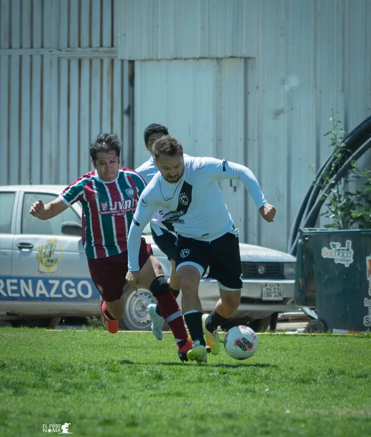 Jugador de Cuervos 23 AQP avanza por izquierda perseguido por rivales.