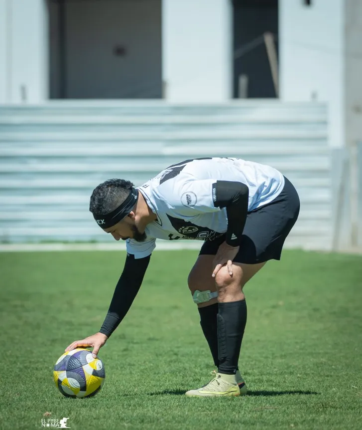 Jugador de Cuervos 23 AQP acomoda el balón antes de reanudar el juego.