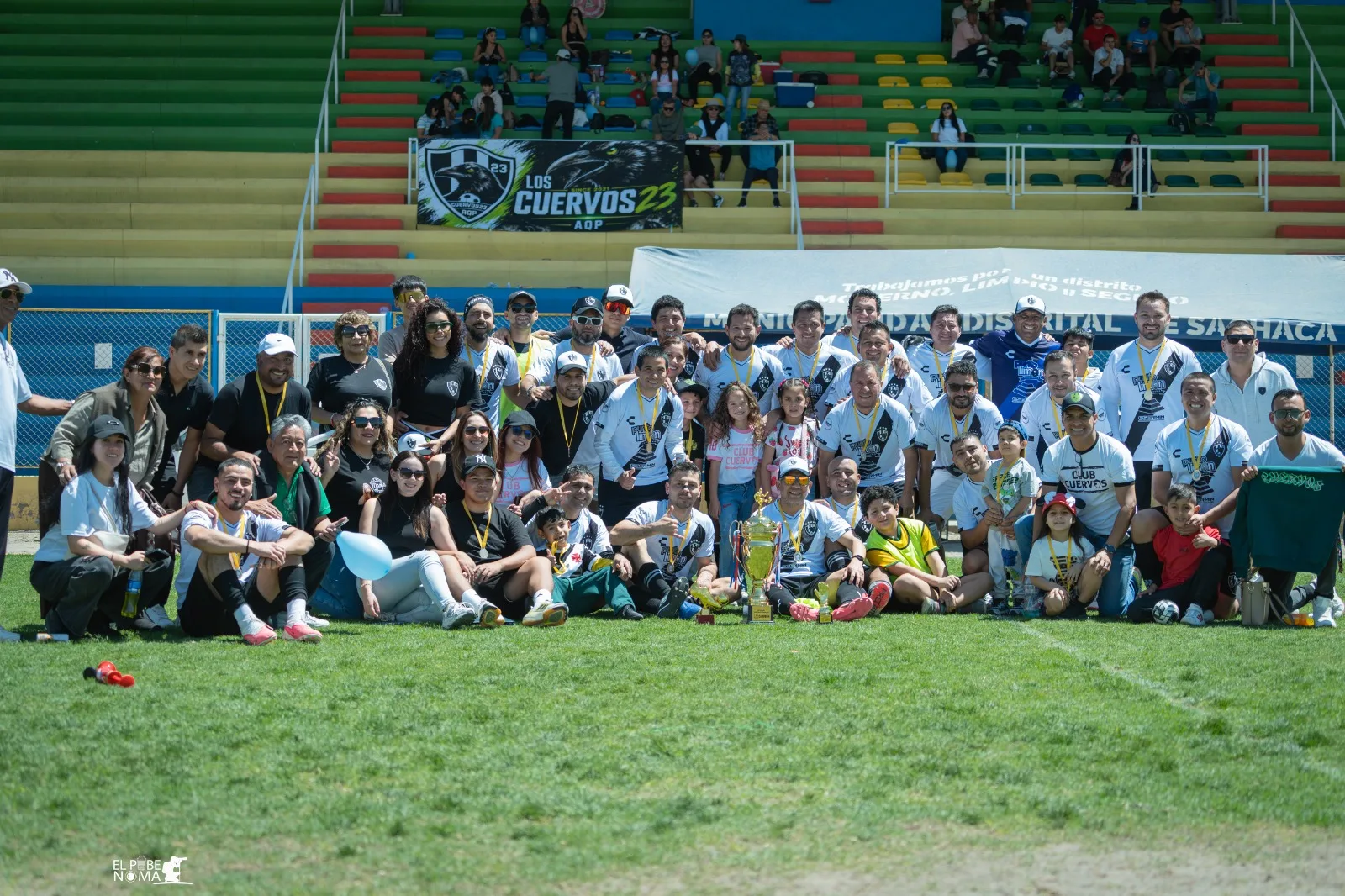 Cuervos 23 AQP con familias, medallas y copa tras ganar la Liga de Sachaca 2026.