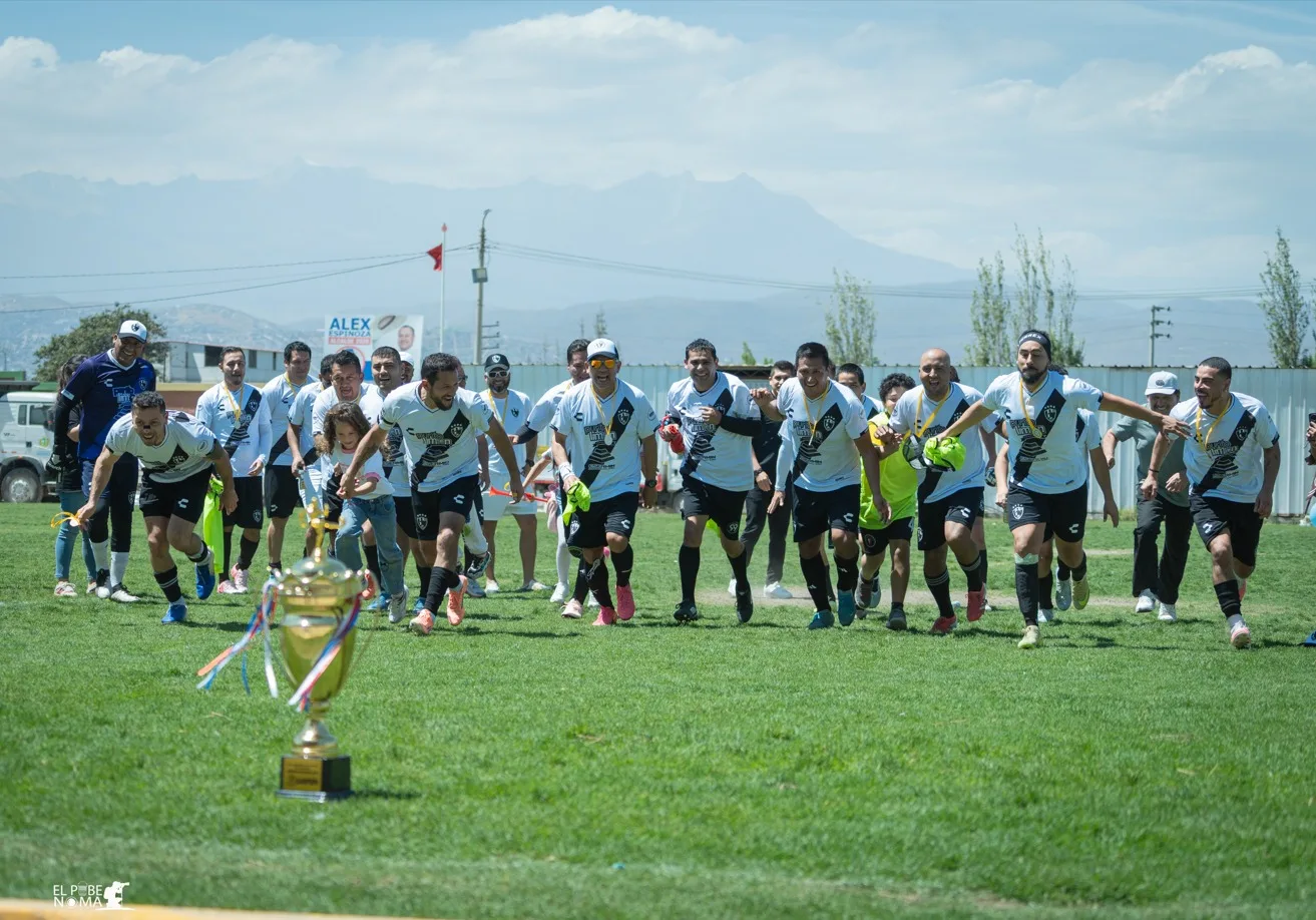 Jugadores de Cuervos 23 AQP corriendo hacia la copa en el campo.