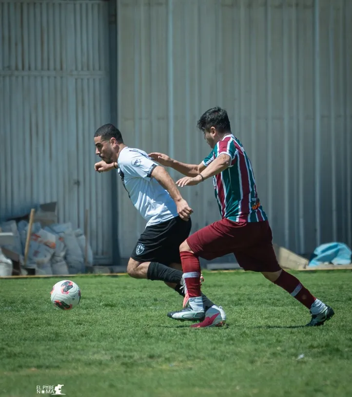 Jugador de Cuervos 23 AQP corre por la banda marcado por un rival.