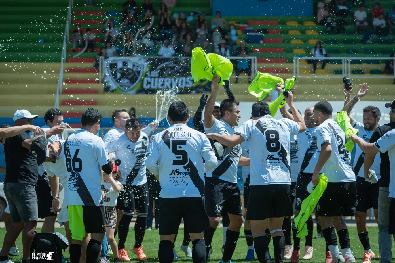 Plantel de Cuervos 23 AQP celebrando con agua y chalecos verdes.