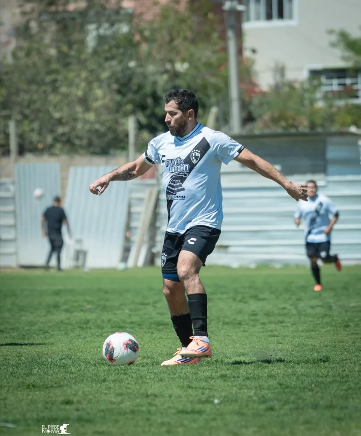 Jugador de Cuervos 23 AQP conduce el balón con espacio en campo abierto.