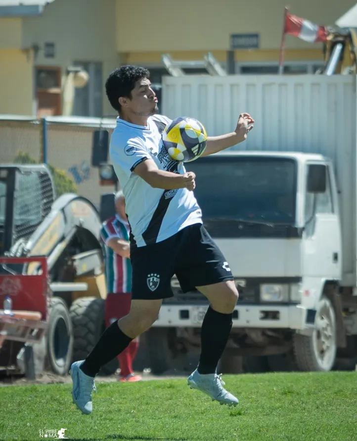 Jugador de Cuervos 23 AQP controla el balón con el pecho.