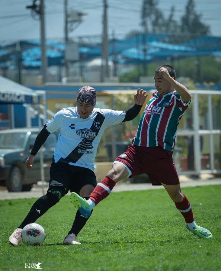 Jugador de Cuervos 23 AQP disputa el balón ante marca de Unión Pacífico.
