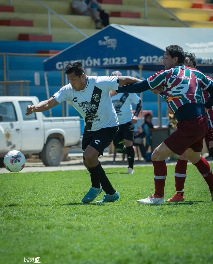 Jugador de Cuervos 23 AQP pelea el balón con un rival junto a la banda.