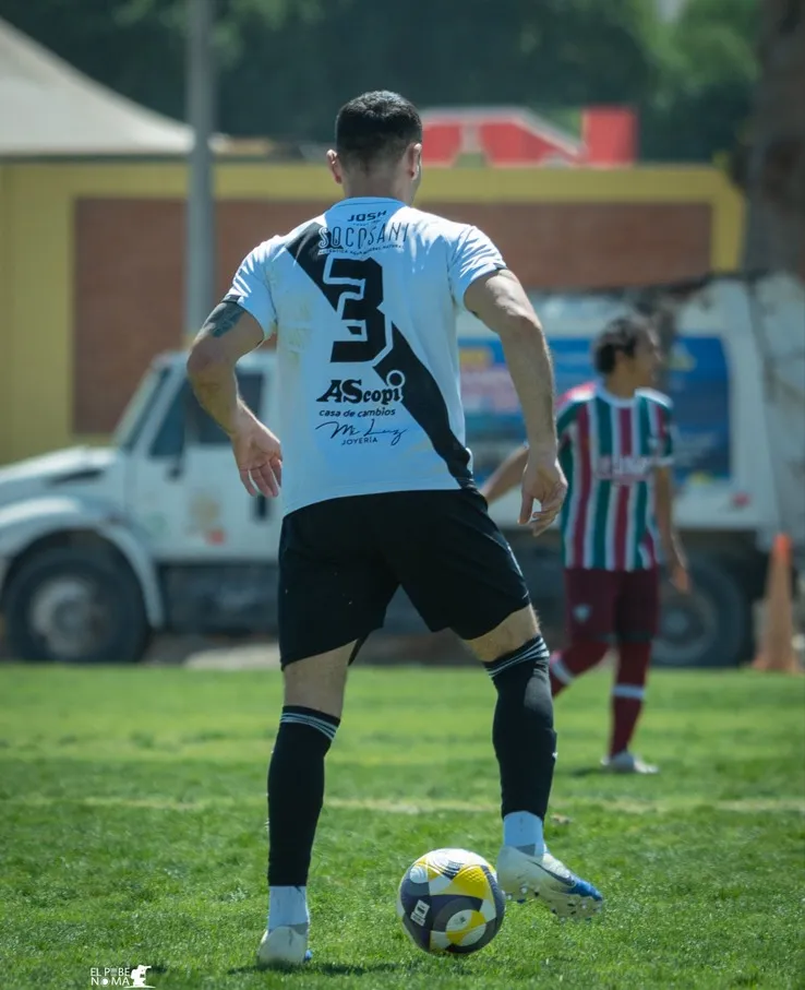Jugador de Cuervos 23 AQP visto de espaldas con el balón en la final.