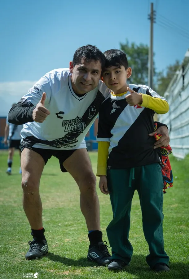 Jugador de Cuervos 23 AQP posa con un niño en camiseta del club.
