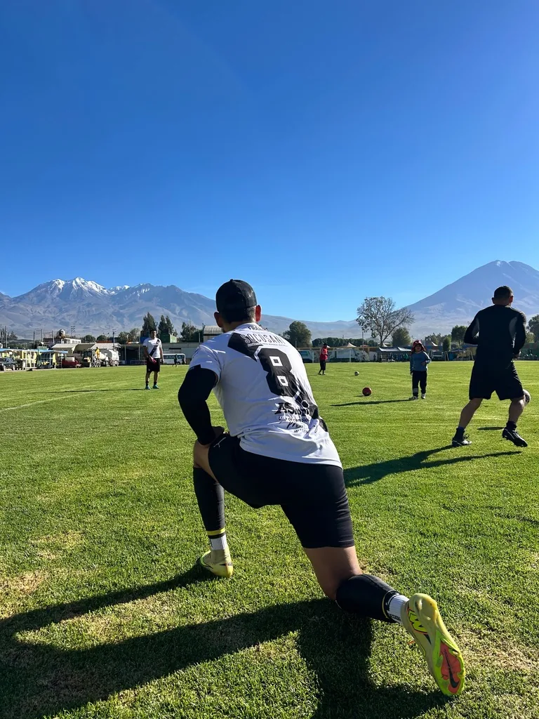 Jugador de Cuervos 23 AQP haciendo una estocada durante la activación previa.