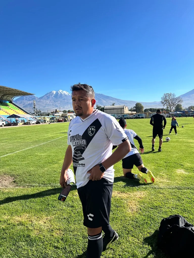 Jugador de Cuervos 23 AQP durante el calentamiento previo al partido.