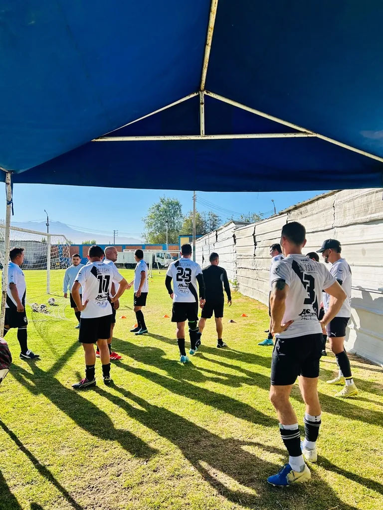 Plantel de Cuervos 23 AQP reunido junto al campo antes del partido.