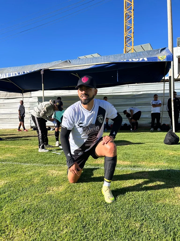 Jugador de Cuervos 23 AQP arrodillado en el campo antes del partido.