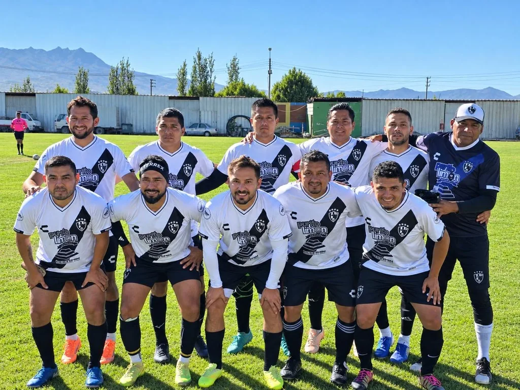 Once titular de Cuervos 23 AQP posando antes del partido con las montañas de Arequipa al fondo.