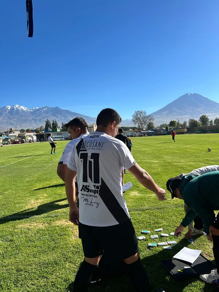 Jugador de Cuervos 23 AQP de espaldas con el Misti y las montañas de Arequipa al fondo.