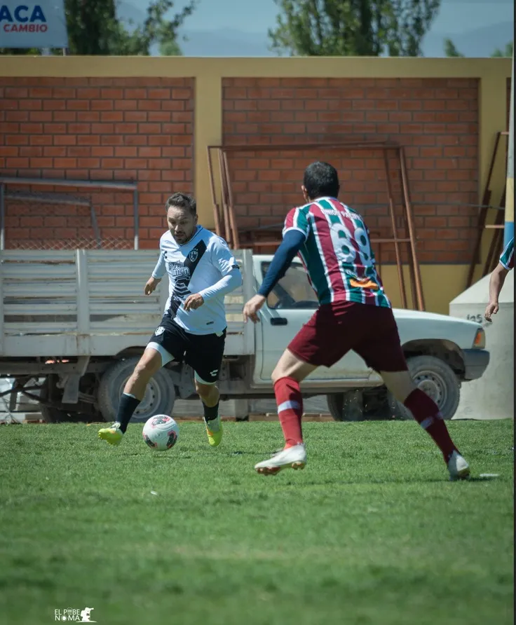 Jugador de Cuervos 23 AQP encara a un rival de Unión Pacífico.