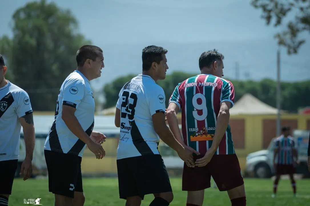 Jugadores de Cuervos 23 AQP y Unión Pacífico durante una pausa del partido.