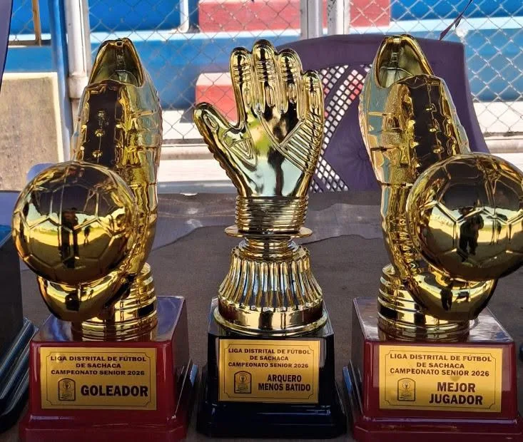 Trofeos de goleador, arquero menos batido y mejor jugador de la Liga Sachaca Senior 2026.
