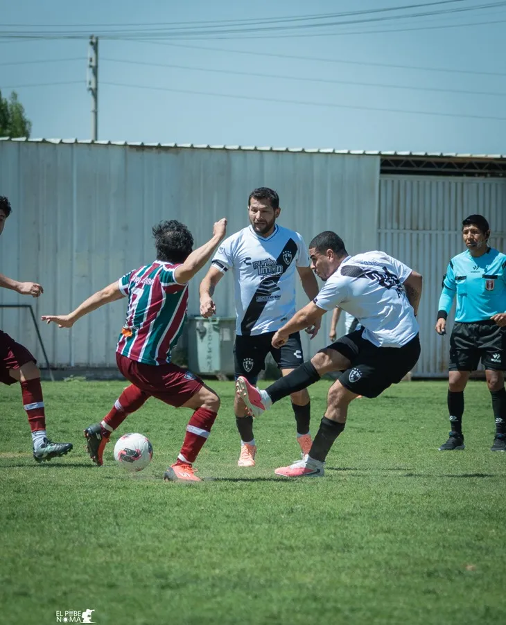 Jugadores de Cuervos 23 AQP presionan la salida rival.