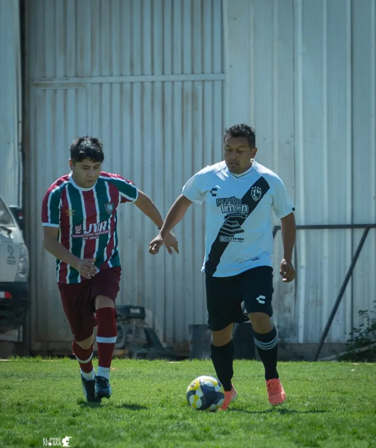 Jugador de Cuervos 23 AQP inicia salida con balón controlado.