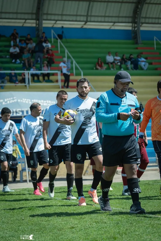 Jugadores de Cuervos 23 AQP ingresan al campo detrás del árbitro.