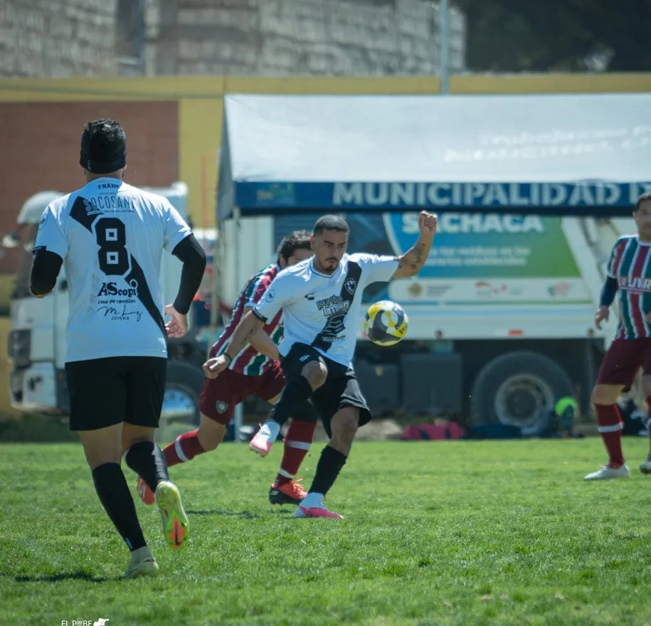 Jugador de Cuervos 23 AQP controla el balón ante Unión Pacífico.