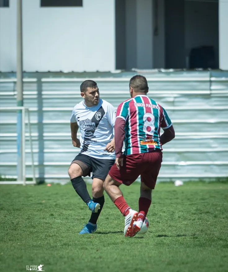 Jugador de Cuervos 23 AQP enfrenta a un rival en el uno contra uno.